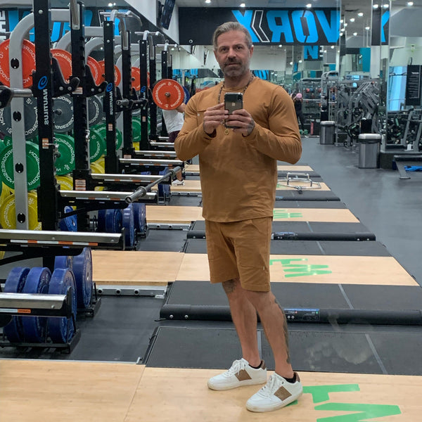 Man @ gym doing a selfie of his matching natural fiber gym set
